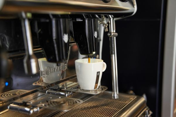 Cafetière filtre vs cafetière à dosettes : laquelle choisir ?